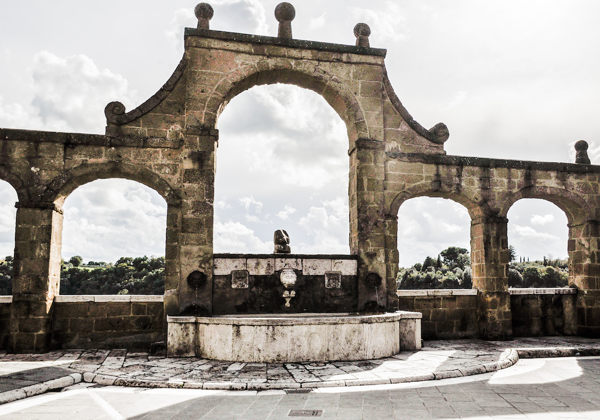 The town of Pitigliano arches