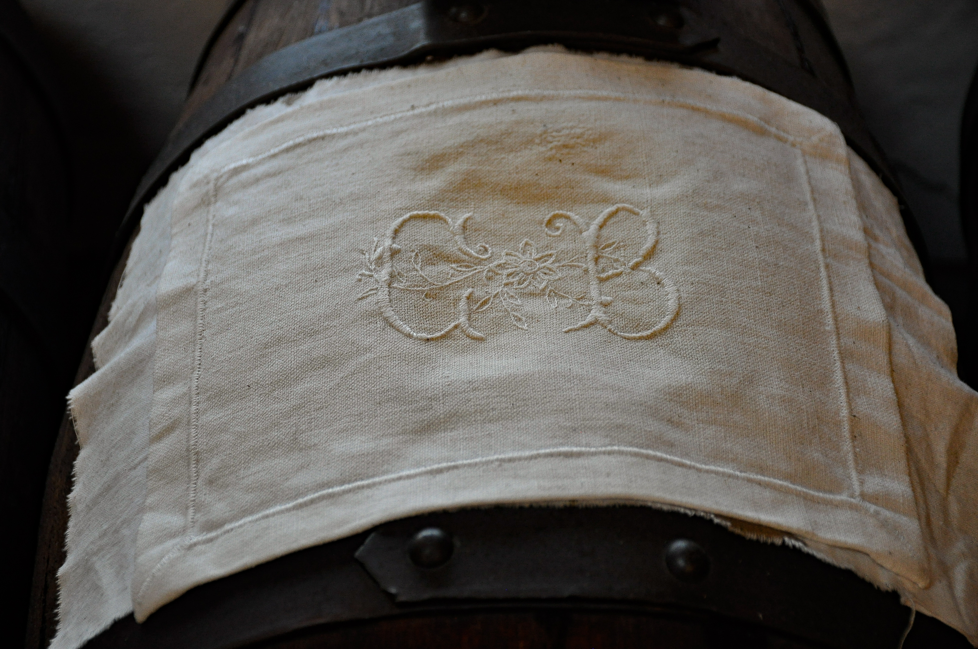 Embroidered linen for balsamic barrels